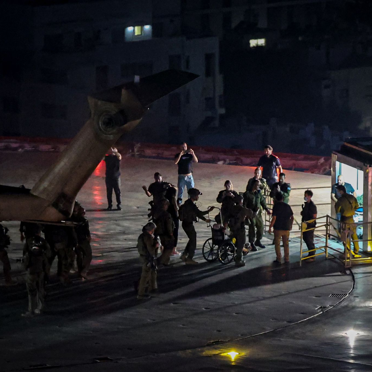 Eine der befreiten Geiseln kommt in einem Helikopter des israelischen Militärs auf dem Dach eines Krankenhauses in Tel Aviv an. - Foto: Ilia Yefimovich/dpa