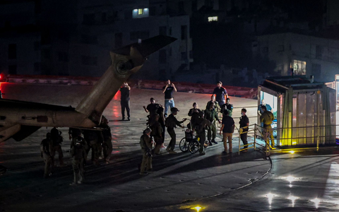 Angehörige der Geiseln fordern die Freilassung auch der restlichen Geiseln in Gaza.  - Foto: Ilia Yefimovich/dpa