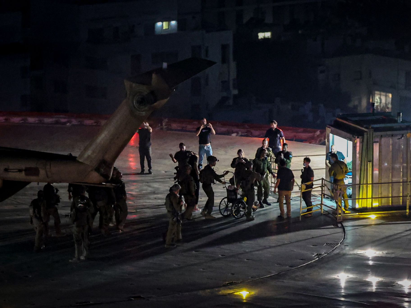 Reaktionen von Israelis bei der Nachricht über die Freilassung der vier Geiseln. - Foto: Ilia Yefimovich/dpa