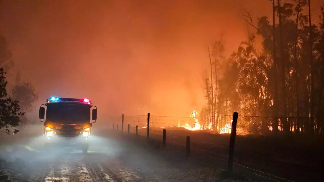 Buschbrände toben bei Millmerran im australischen Queensland. - Bild: Queensland Fire And Emergency Se/Queensland Fire and Emergency Services via AAP/dpa