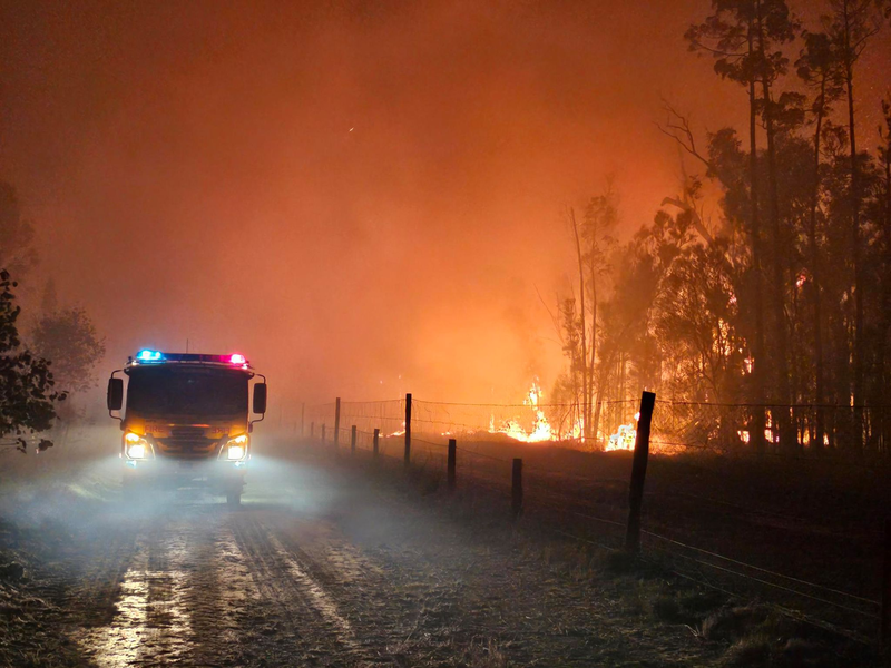 Behörden warnen für den australischen Frühling und Sommer vor der womöglich heftigsten Buschfeuersaison seit dem verheerenden «Schwarzen Sommer» 2019-2020. - Foto: Queensland Fire And Emergency Se/Queensland Fire and Emergency Services via AAP/dpa