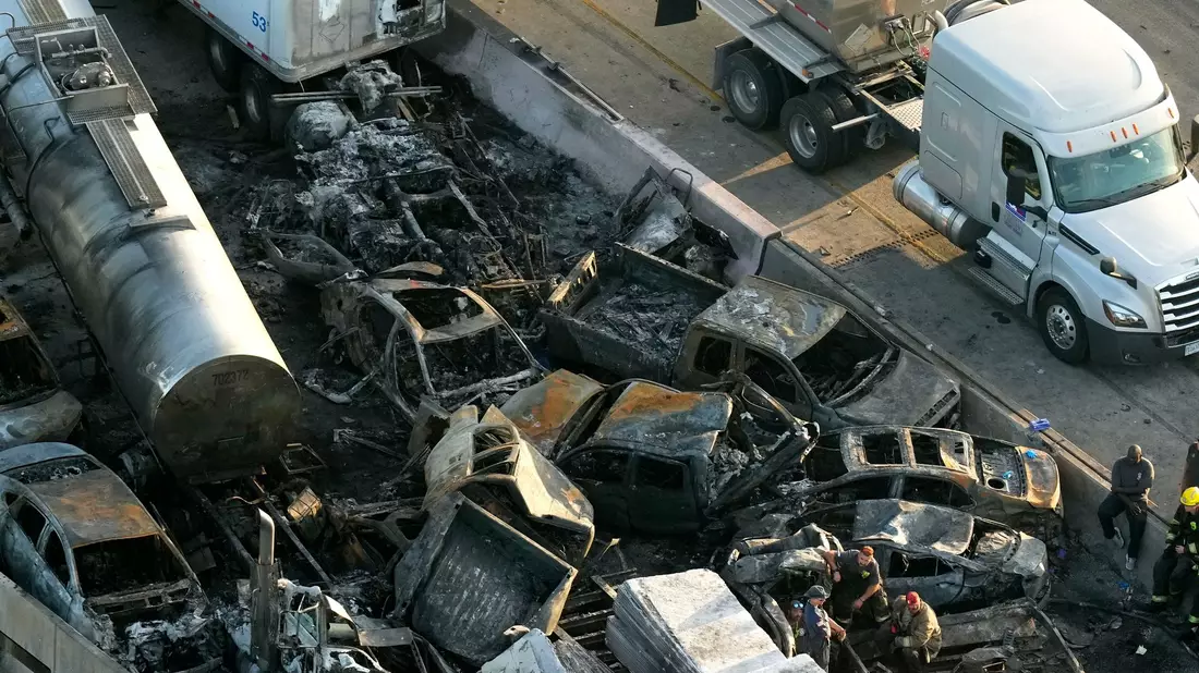 Wrackteile nach der Massenkarambolage auf der Interstate 55 Schnellstraße in Manchac, Louisiana. - Bild: Gerald Herbert/AP/dpa