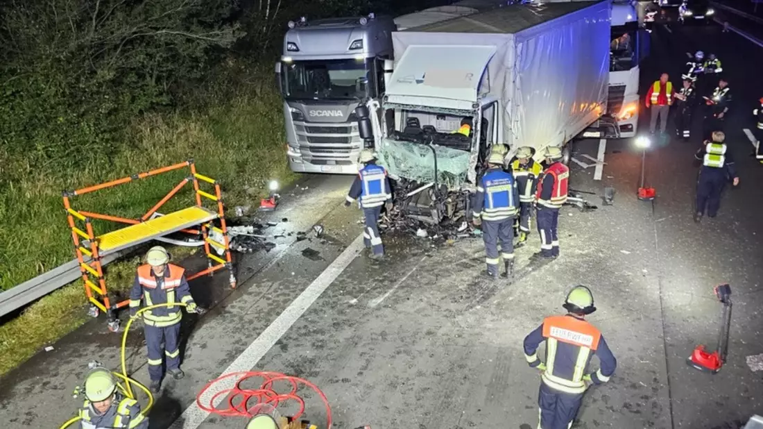 FW Königswinter: Auffahrunfall mit mehreren LKW auf der Autobahn A 3 - Fahrer von Feuerwehr befreit - Bild: presseportal.de