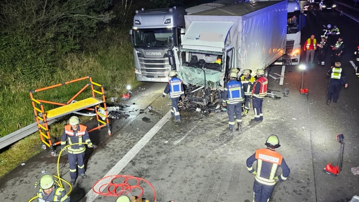 FW Königswinter: Auffahrunfall mit mehreren LKW auf der Autobahn A 3 - Fahrer von Feuerwehr befreit - Foto: presseportal.de