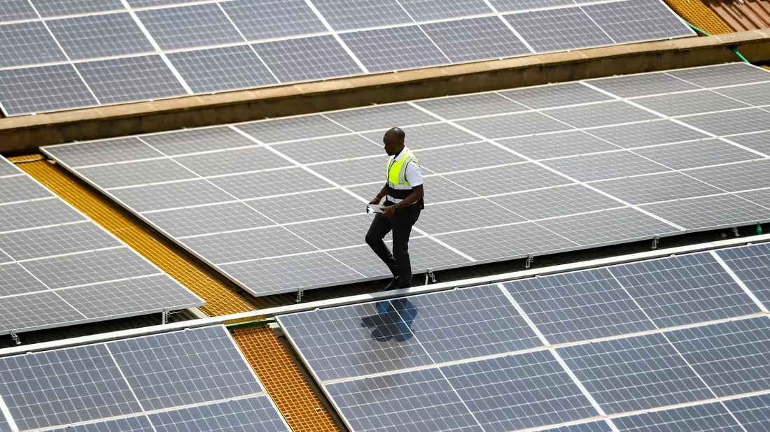 Mehr Strom aus Photovoltaik: Die Erneuerbaren Energien werden den Energiemarkt in den kommenden Jahren verändern. - Bild: Brian Inganga/AP/dpa
