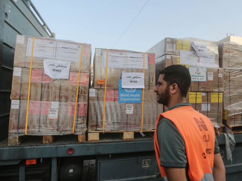 Eine palästinensische Ärztin behandelt einen Jungen vor einem Zelt in Rafah. - Foto: Mohammed Talatene/dpa