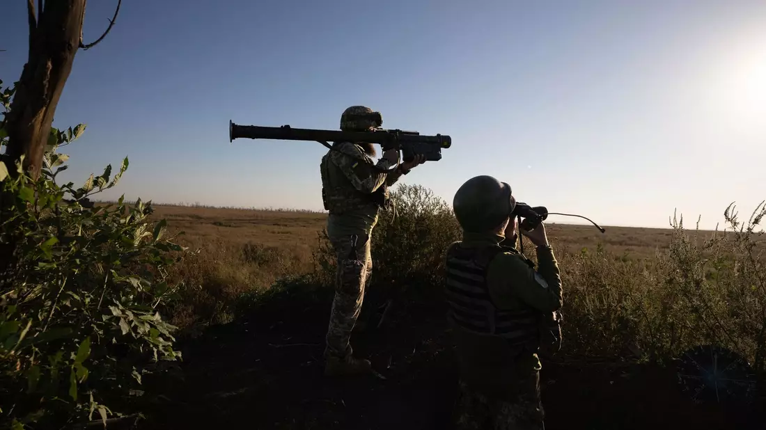 Ukrainische Soldaten zielen mit einer Flugabwehrrakete auf die Frontlinie in der Nähe von Klischtschijiwka bei Bachmut. (Symbolbild) - Bild: Alex Babenko/AP/dpa/Archiv