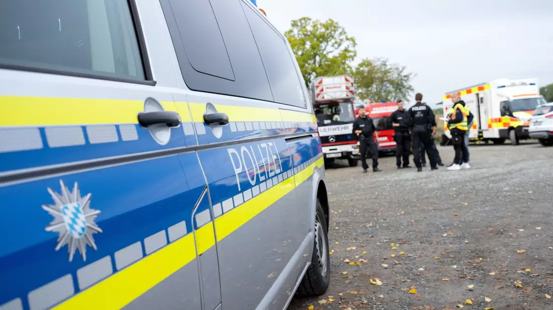 Einsatzkräfte der Polizei vor der Alexander-von-Humboldt-Realschule in Bayreuth. - Bild: Pia Bayer/dpa
