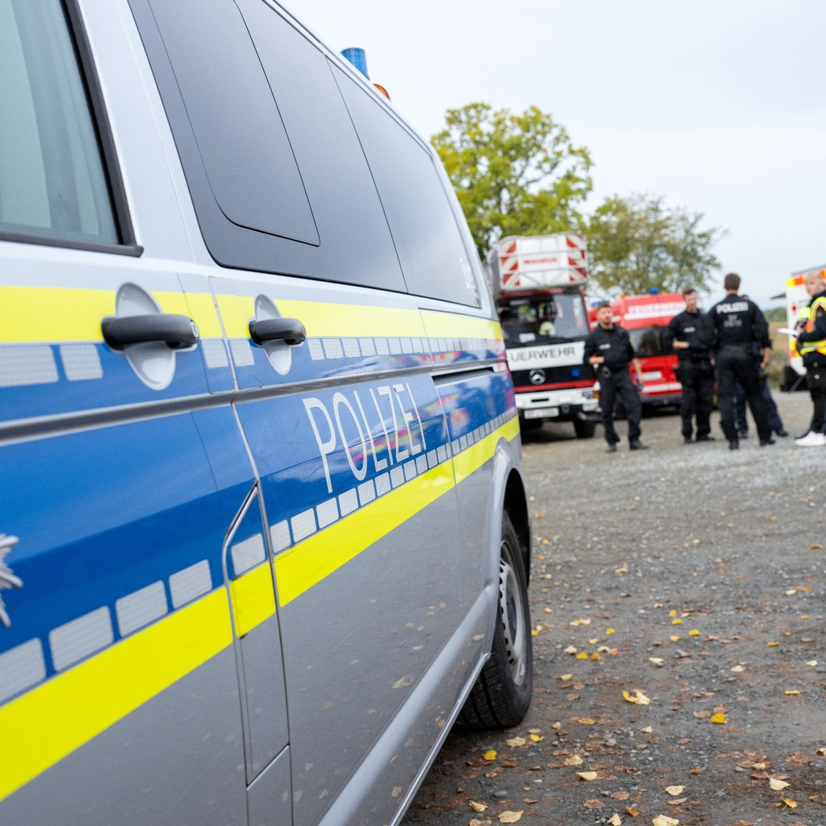 Einsatzkräfte der Polizei vor der Alexander-von-Humboldt-Realschule in Bayreuth. - Foto: Pia Bayer/dpa