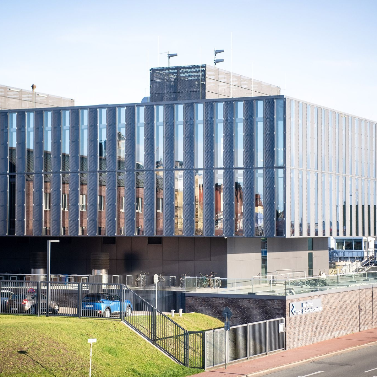 Das Maritime Sicherheitszentrum des Bundes und der Küstenländer in Cuxhaven ist Sitz des Havariekommandos. - Foto: Sina Schuldt/dpa