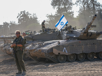 Israelische Soldaten patrouillieren am 20. Oktober im Süden Israels nahe der Grenze zum Gazastreifen. - Foto: Ohad Zwigenberg/AP/dpa
