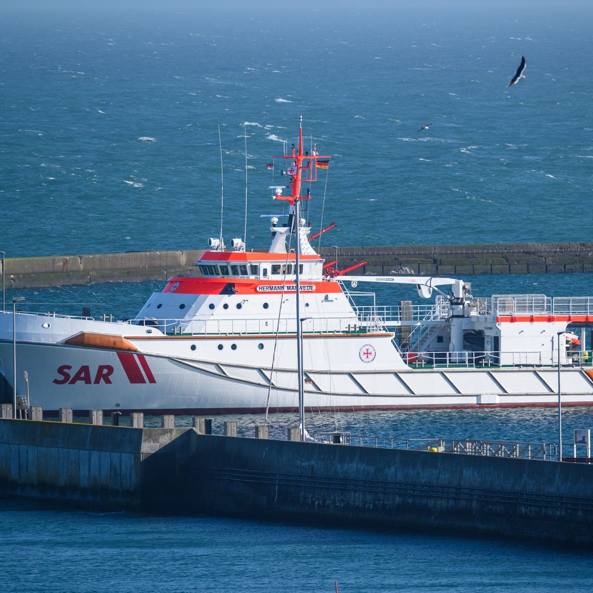 Der Seenotrettungskreuzer «Hermann Marwede» koordiniert die Suche vor Ort (Archivbild vom März 2023). - Foto: Jonas Walzberg/dpa