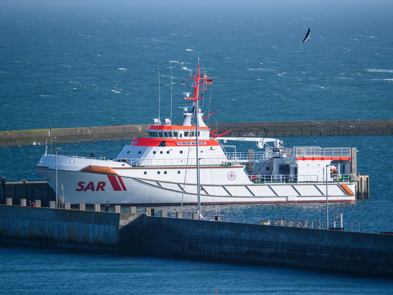 Der Seenotrettungskreuzer «Hermann Marwede» koordiniert die Suche vor Ort (Archivbild vom März 2023). - Foto: Jonas Walzberg/dpa