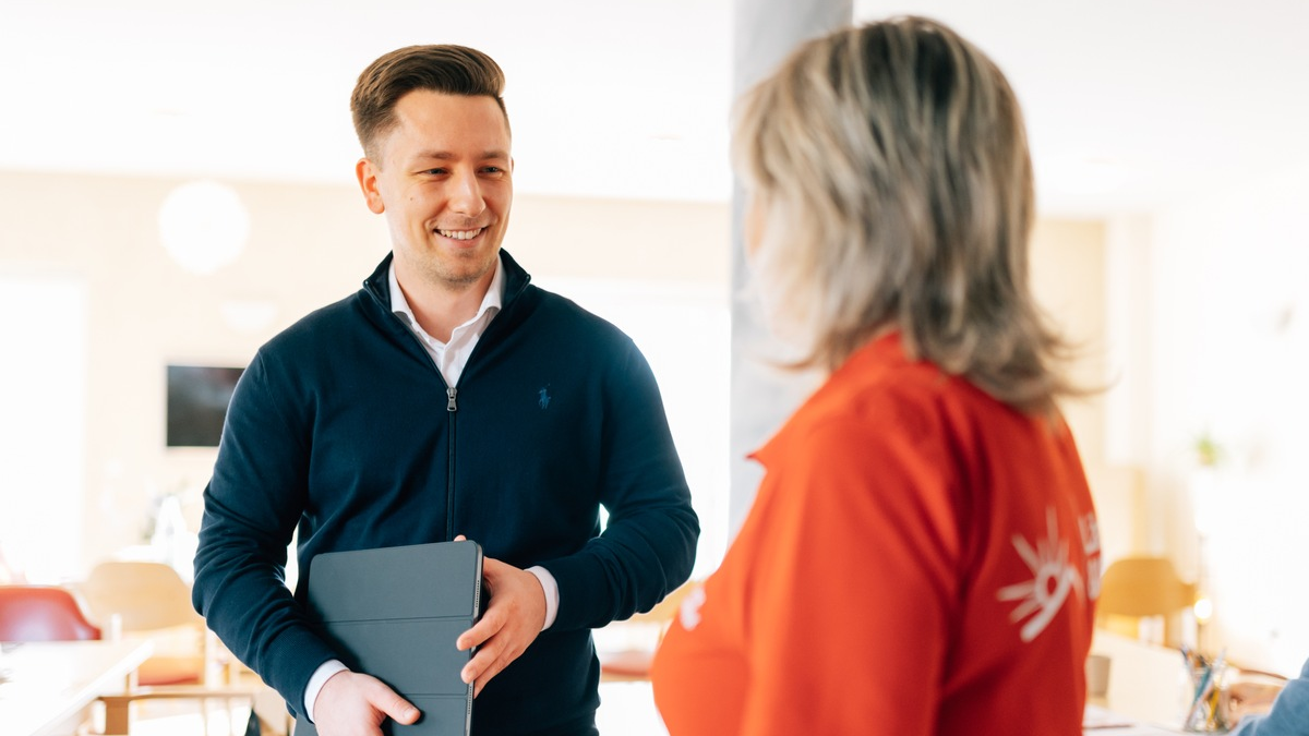 Bewerber in der Pflege wünschen sich mehr Gehaltstransparenz - Welche Vorteile eine offene Kommunikation über Geld wirklich bringt - Foto: presseportal.de