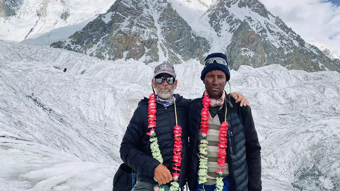 Ghulam Murtaza Sadpara (r.) und ein anderer Bergsteiger bei der Besteigung des Gasherbrum II in Pakistan 2021. - Bild: Privat/dpa