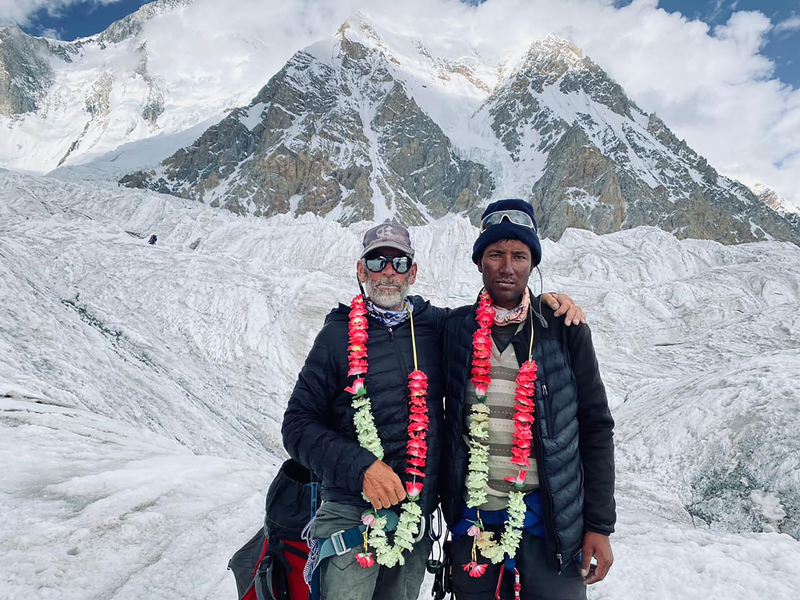 Ghulam Murtaza Sadpara (r.) und ein anderer Bergsteiger bei der Besteigung des Gasherbrum II in Pakistan 2021. - Foto: Privat/dpa