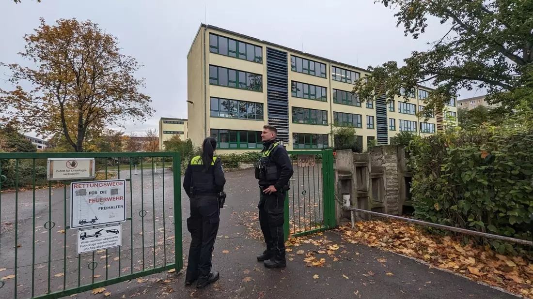 Polizisten stehen vor einer Schule in Erfurt. - Bild: WichmannTV/dpa