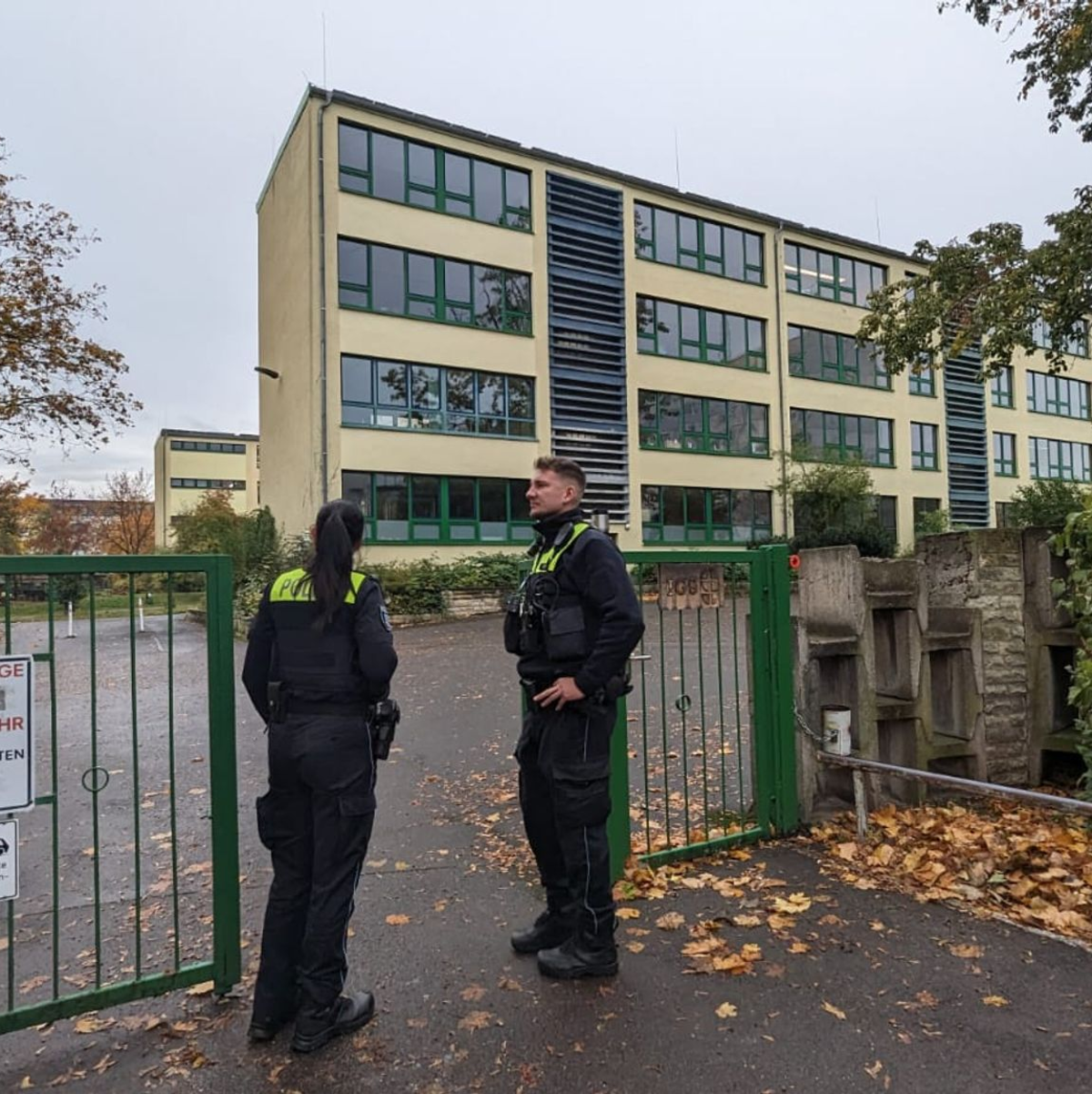 Polizisten stehen vor einer Schule in Erfurt. - Foto: WichmannTV/dpa