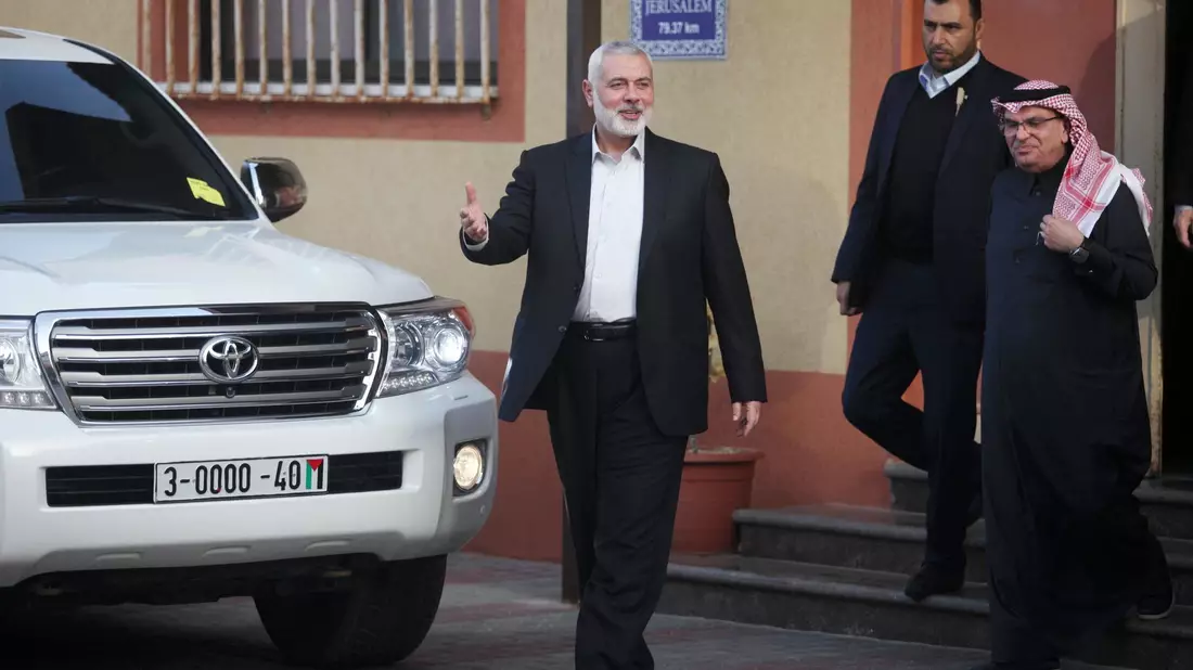 Ismail Hanijeh (l), der Chef der Hamas, geht mit dem Botschafter Katars für die Palästinensischen Autonomiegebiete, Mohammed al-Amadi (r), aus dem Haus. - Bild: Mahmoud Ajjour/APA Images via ZUMA Wire/dpa