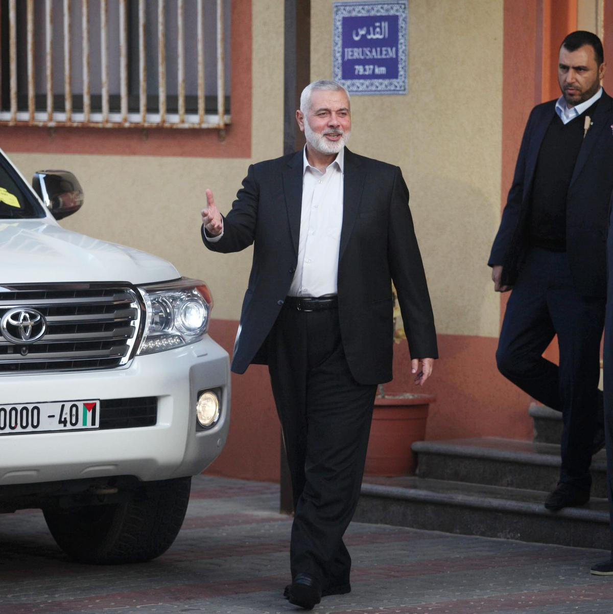 Ismail Hanijeh (l), der Chef der Hamas, geht mit dem Botschafter Katars für die Palästinensischen Autonomiegebiete, Mohammed al-Amadi (r), aus dem Haus. - Foto: Mahmoud Ajjour/APA Images via ZUMA Wire/dpa