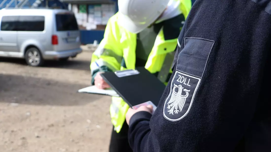 HZA-MS: Mehr als 14 Jahre Freiheitsstrafe für Leiter und Beschäftigte einer Baufirma aus dem Münsterland / Zoll Münster nutzt Hinweise der FIU und deckt Sozialversicherungsschaden von 3,3 Millionen Euro auf - Bild: presseportal.de
