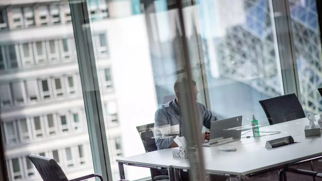 Vieles noch unklar: Personalchefs in Deutschland haben Bedenken bei der Nutzung von künstlicher Intelligenz am Arbeitsplatz. - Bild: Zacharie Scheurer/dpa-tmn