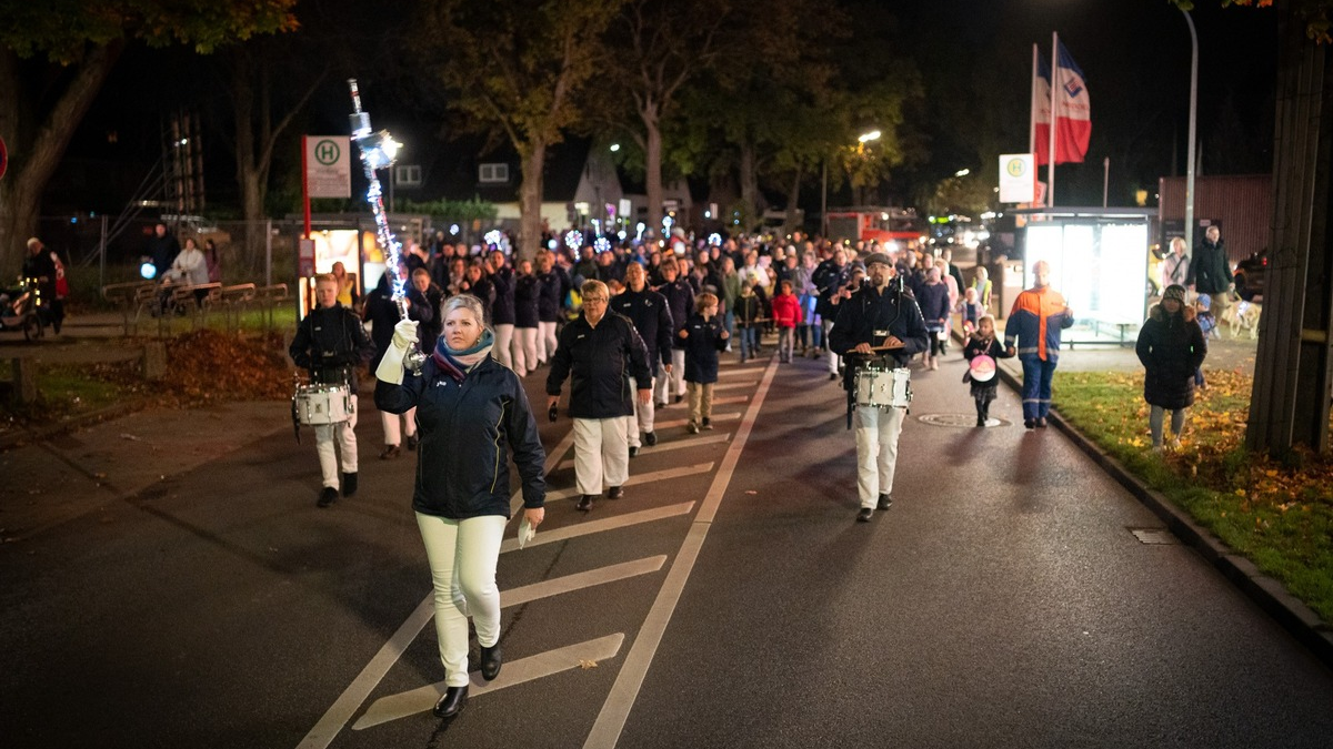FW Norderstedt: Laternenumzug am 04. November in Harksheide - Foto: presseportal.de