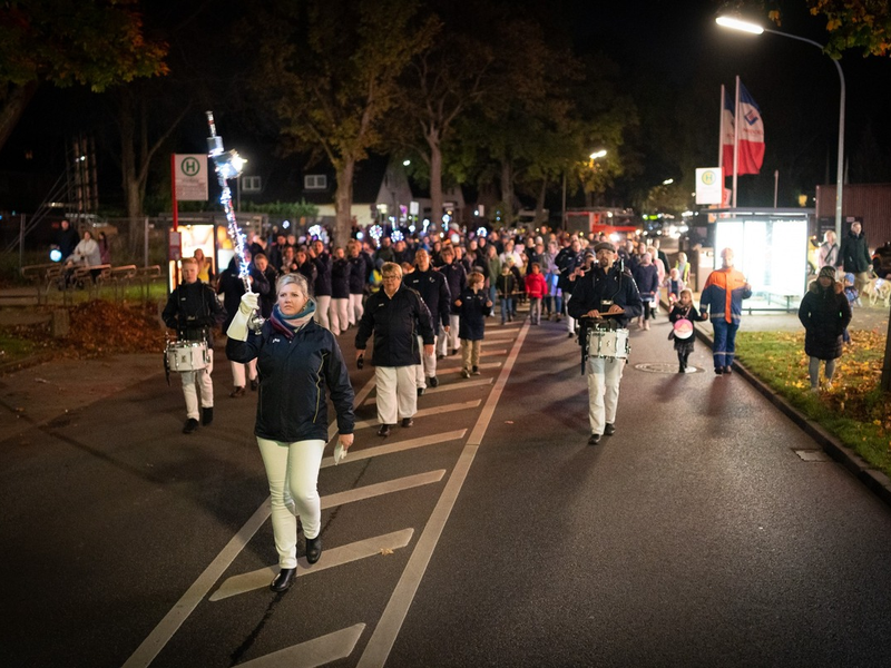 FW Norderstedt: Laternenumzug am 04. November in Harksheide - Foto: presseportal.de