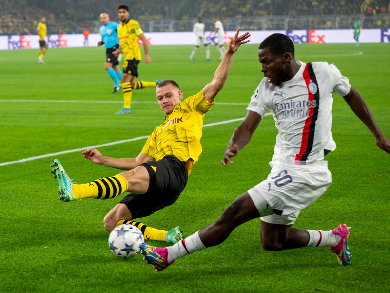 Julian Ryerson (l) wird dem BVB in Newcastle fehlen. - Foto: David Inderlied/dpa