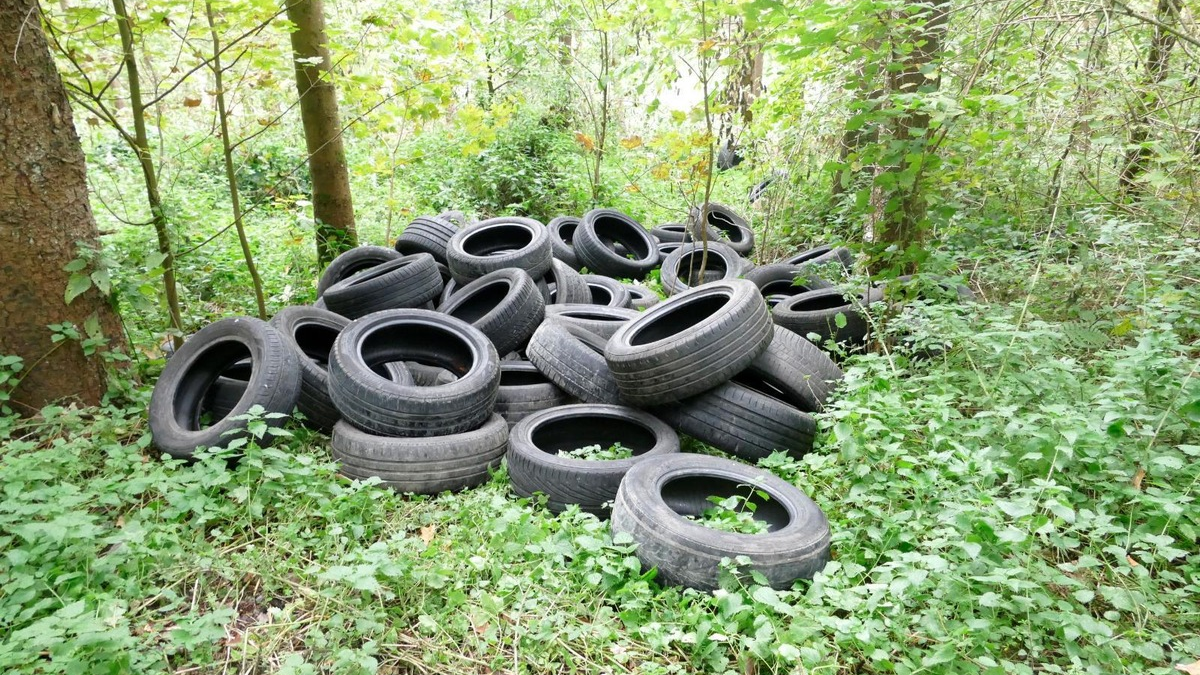 POL-UL: (BC) Warthausen - Autoreifen entsorgt / Ein Zeuge fand am Sonntag in Warthausen eine größere Menge Altreifen. - Foto: presseportal.de