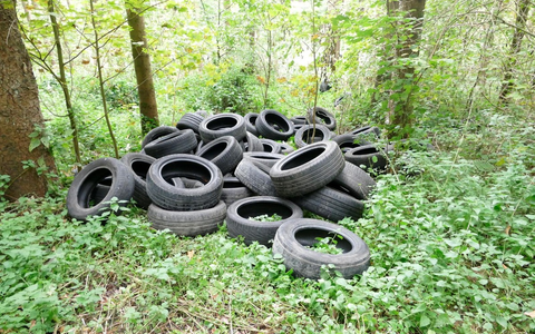 POL-UL: (BC) Warthausen - Autoreifen entsorgt / Ein Zeuge fand am Sonntag in Warthausen eine größere Menge Altreifen. - Foto: presseportal.de