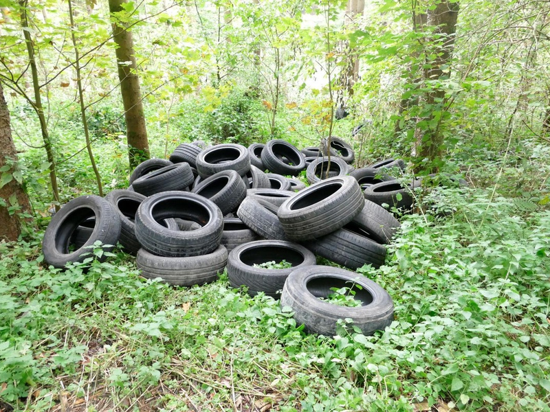 POL-UL: (BC) Warthausen - Autoreifen entsorgt / Ein Zeuge fand am Sonntag in Warthausen eine größere Menge Altreifen. - Foto: presseportal.de