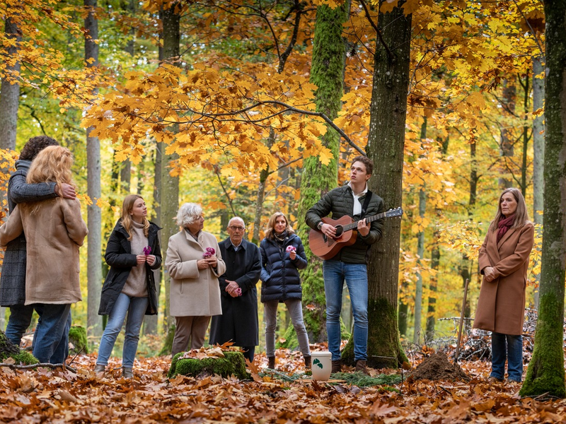 Weniger Drama, mehr Demokratie: Letzte Ruhe im Wald versöhnt mit eigener Sterblichkeit / Tiefenpsychologische rheingold-Studie zeigt stressreduzierende Wirkung vom Bestattungswald - Foto: presseportal.de