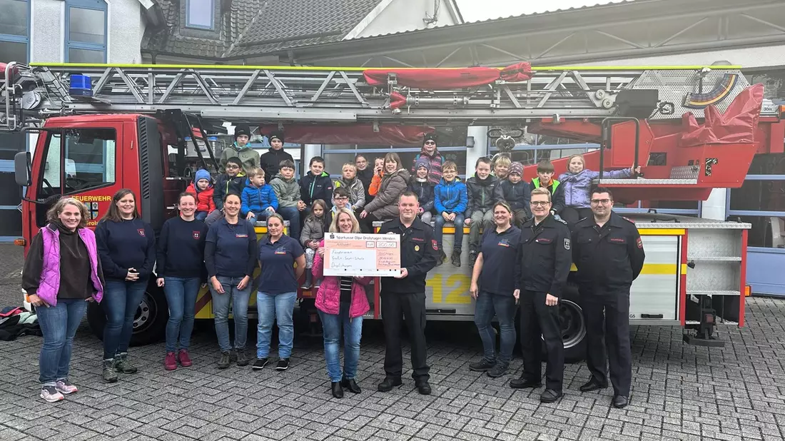 FW Drolshagen: Kinderfeuerwehr Drolshagen spendet 800 EUR an Grundschule - Bild: presseportal.de