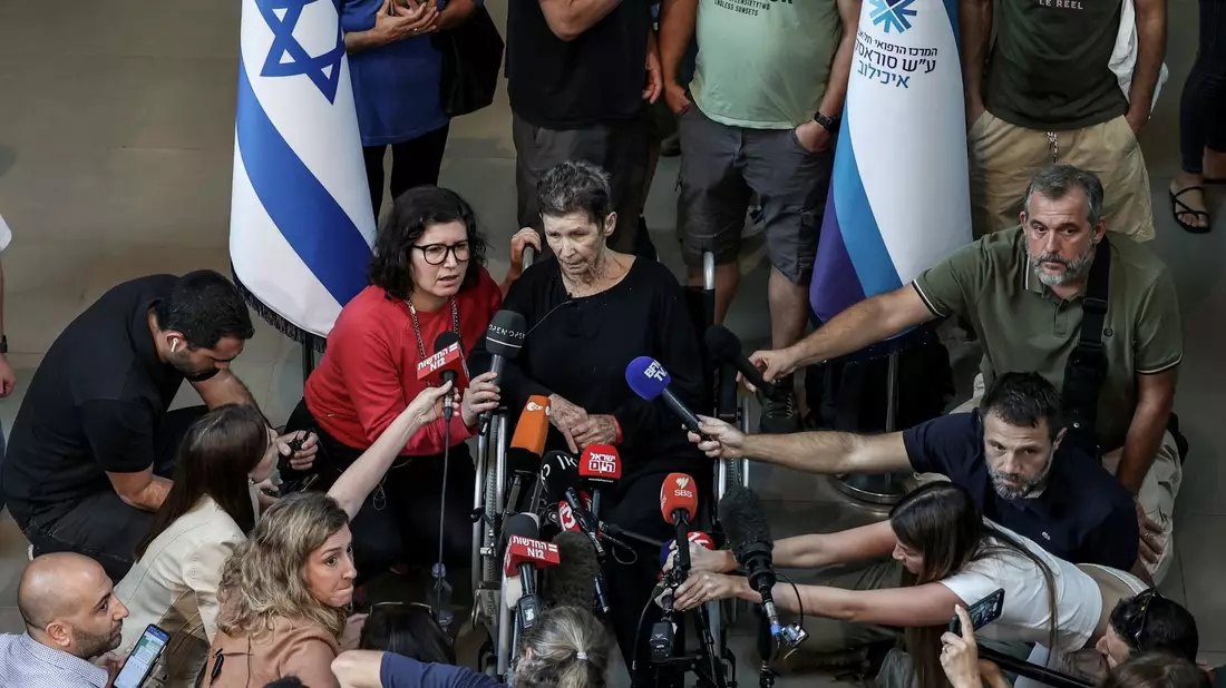 Yocheved Lifschitz (M), eine der von der Hamas freigelassenen Geiseln, spricht einen Tag nach ihrer Freilassung. - Bild: Ilia Yefimovich/dpa