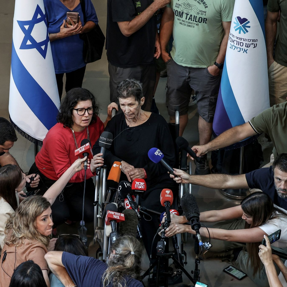 Yocheved Lifschitz (M), eine der von der Hamas freigelassenen Geiseln, spricht einen Tag nach ihrer Freilassung. - Foto: Ilia Yefimovich/dpa