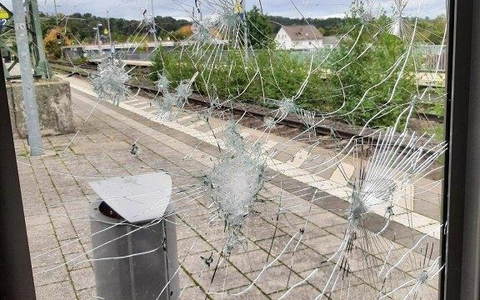 BPOL-KS: Vandalismusschaden im Bahnhof Edermünde-Grifte - Foto: presseportal.de