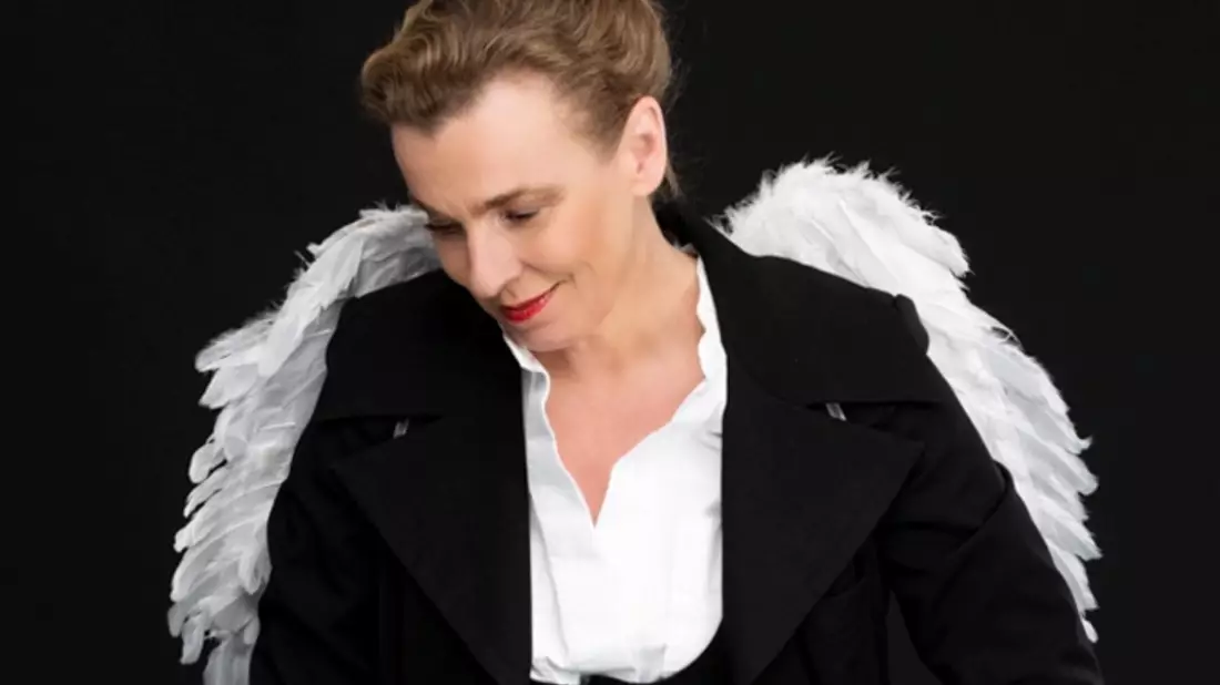 Tina Teubner wird Preisträgerin des Salzburger Stier 2024 und betritt neue Räume des Kabaretts / Protokolle der Sehnsucht - ein Feuerwerk der Melancholie / Tourstart am 3. November 2023 - Bild: presseportal.de