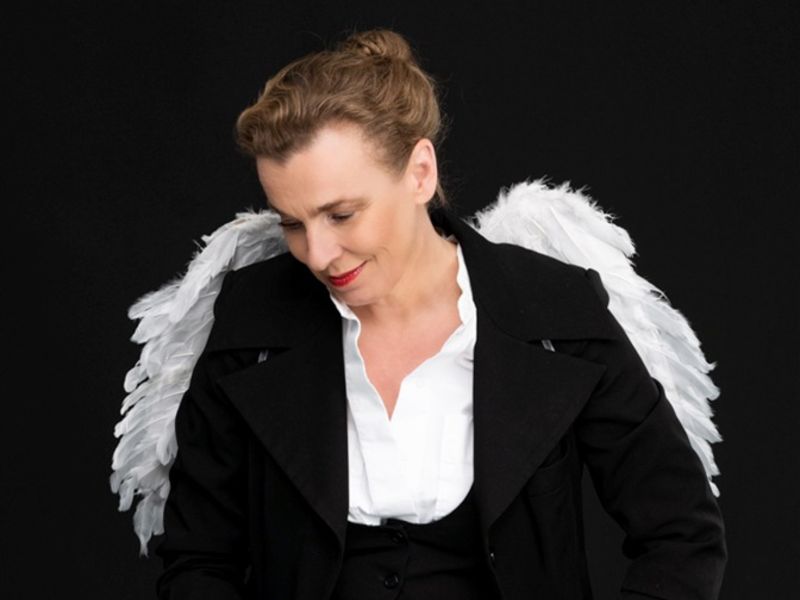 Tina Teubner wird Preisträgerin des Salzburger Stier 2024 und betritt neue Räume des Kabaretts / Protokolle der Sehnsucht - ein Feuerwerk der Melancholie / Tourstart am 3. November 2023 - Foto: presseportal.de