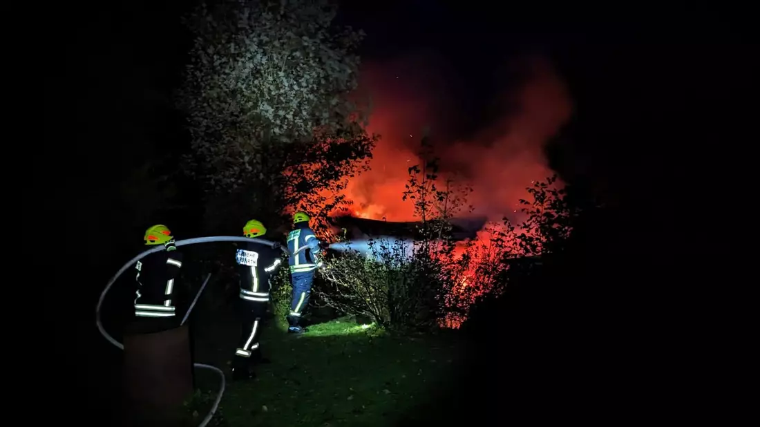 FW Wipperfürth: Einsatz | Unklarer Feuerschein am Gebäude [B1G] - Bild: presseportal.de