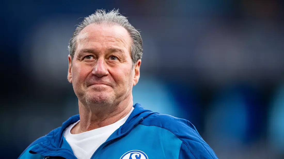 Der ehemalige Schalke-Trainer Huub Stevens ordnet die aktuelle Krise des Clubs ein. - Bild: Guido Kirchner/dpa