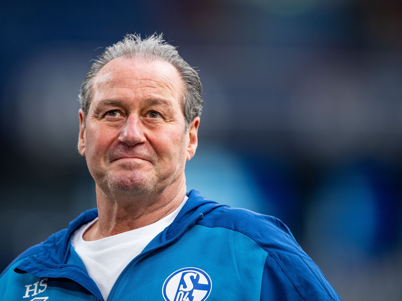 Der ehemalige Schalke-Trainer Huub Stevens ordnet die aktuelle Krise des Clubs ein. - Foto: Guido Kirchner/dpa