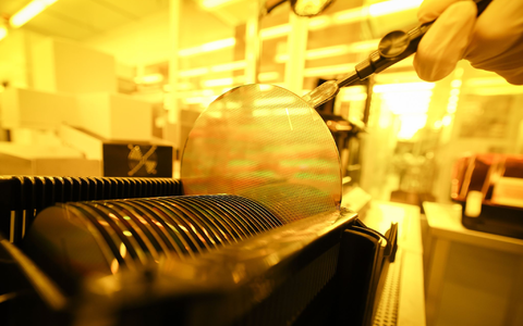 Mikrochips werden hauptsächlich aus Herstellerländern wie China oder Taiwan importiert. (Symbolbild) - Foto: Christian Charisius/dpa