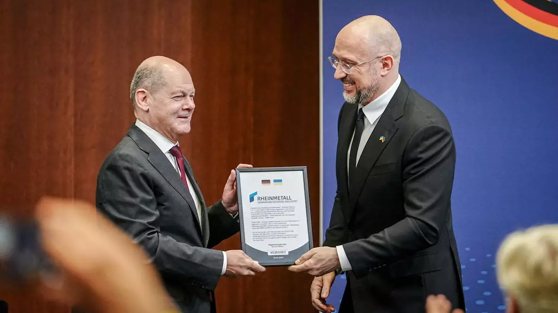 Der ukrainische Premierminister Denys Schmyhal überreicht Bundeskanzler Olaf Scholz beim 6. Deutsch-Ukrainischen Businessforum der DIHK ein Zertifikat für die Rheinmetall Joint-Venture Registrierung für die Ukraine. - Bild: Kay Nietfeld/dpa