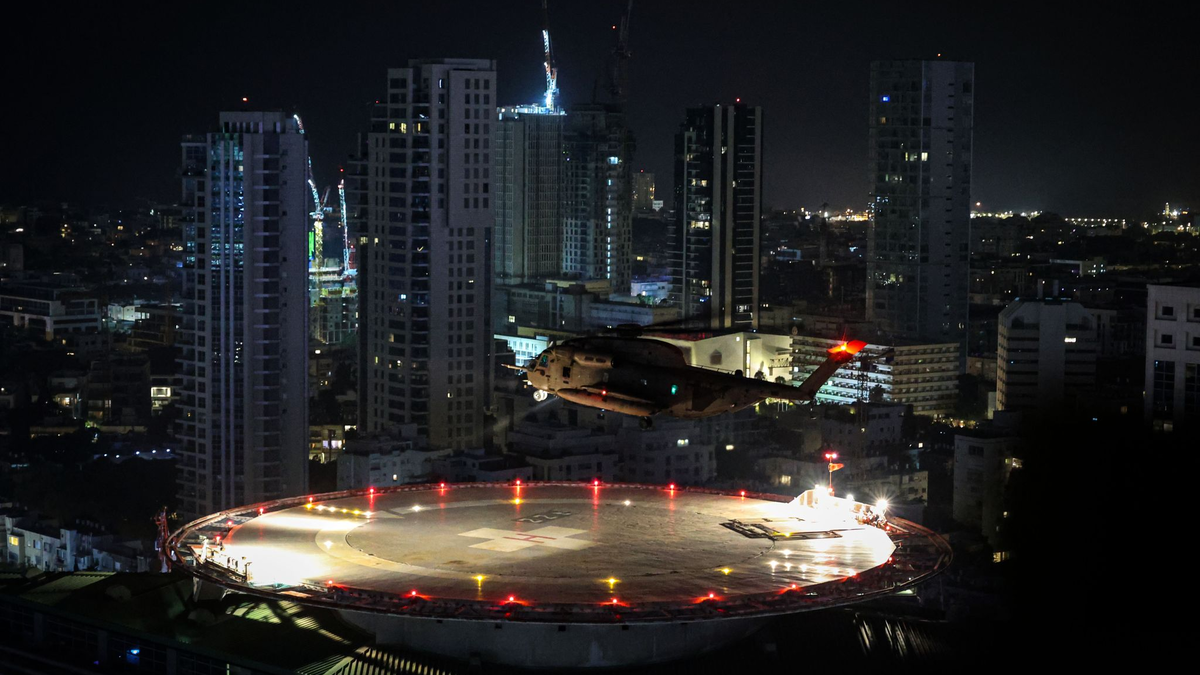 Ein israelischer Militärhubschrauber mit zwei frei gelassenen Geiseln landet auf dem Dach des Ichilov-Krankenhauses in Tel Aviv. - Foto: Ilia Yefimovich/dpa