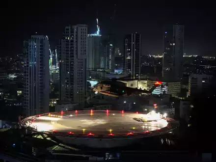 Ein israelischer Militärhubschrauber mit zwei frei gelassenen Geiseln landet auf dem Dach des Ichilov-Krankenhauses in Tel Aviv. - Foto: Ilia Yefimovich/dpa