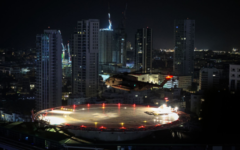 Ein israelischer Militärhubschrauber mit zwei frei gelassenen Geiseln landet auf dem Dach des Ichilov-Krankenhauses in Tel Aviv. - Foto: Ilia Yefimovich/dpa