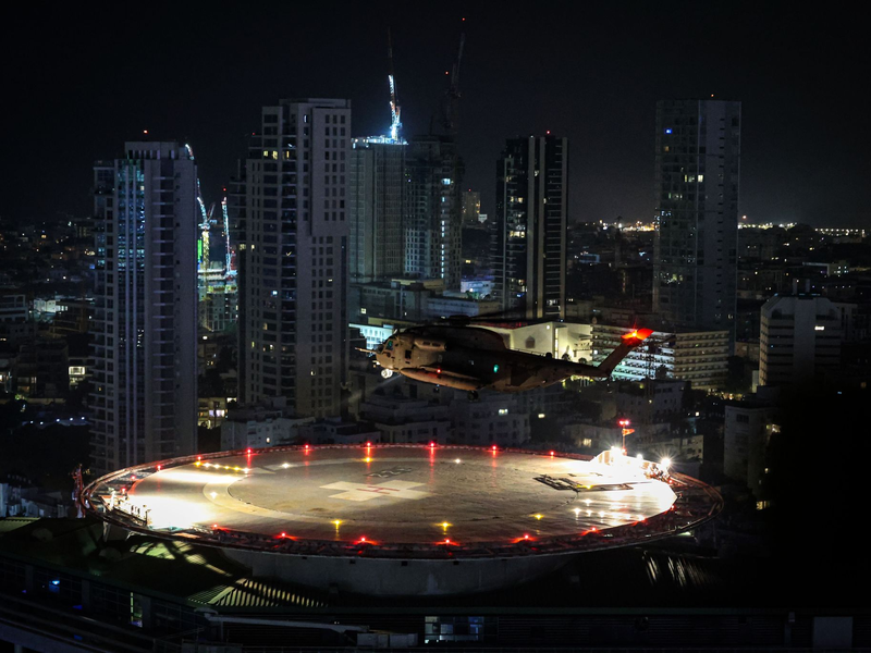Ein israelischer Militärhubschrauber mit zwei frei gelassenen Geiseln landet auf dem Dach des Ichilov-Krankenhauses in Tel Aviv. - Foto: Ilia Yefimovich/dpa