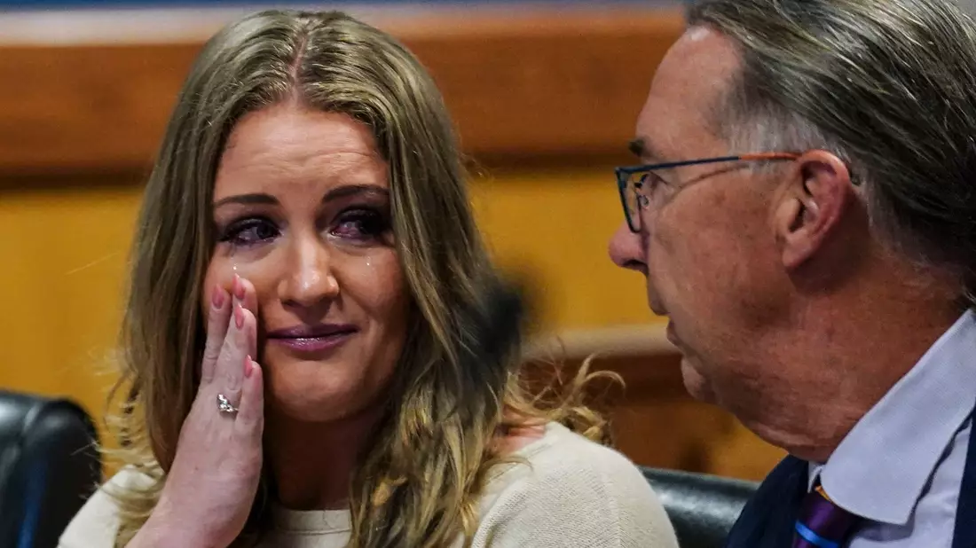 Jenna Ellis spricht mit ihrem Anwalt Franklin Houge, nachdem sich Ellis im Gerichtssaal des Fulton Superior Court von Richter McAfee eines Verbrechens schuldig bekannt hat. - Bild: John Bazemore/AP Pool/AP/dpa