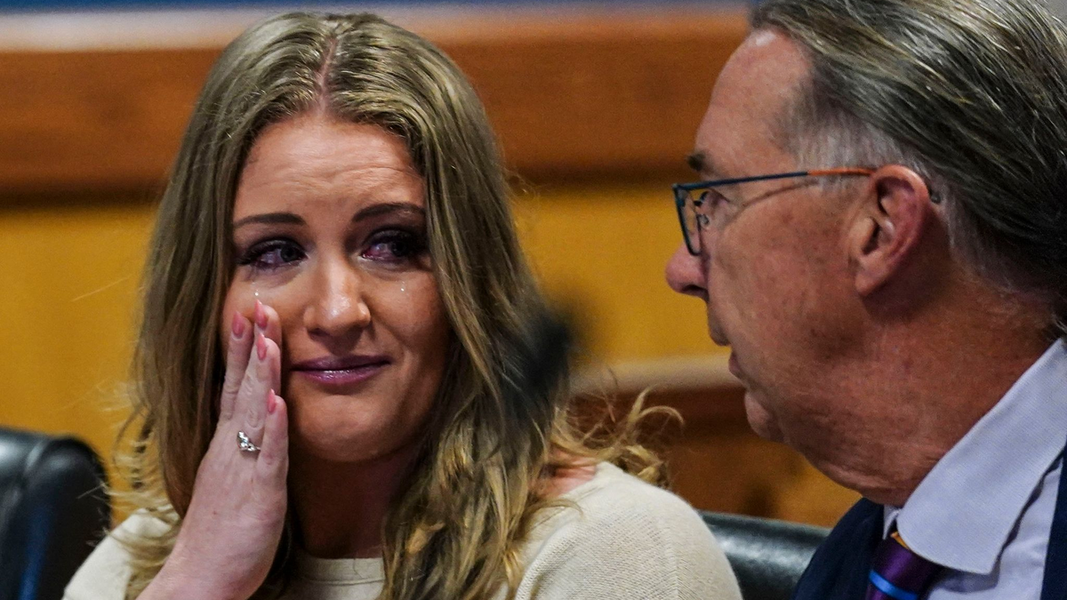 Jenna Ellis spricht mit ihrem Anwalt Franklin Houge, nachdem sich Ellis im Gerichtssaal des Fulton Superior Court von Richter McAfee eines Verbrechens schuldig bekannt hat. - Foto: John Bazemore/AP Pool/AP/dpa
